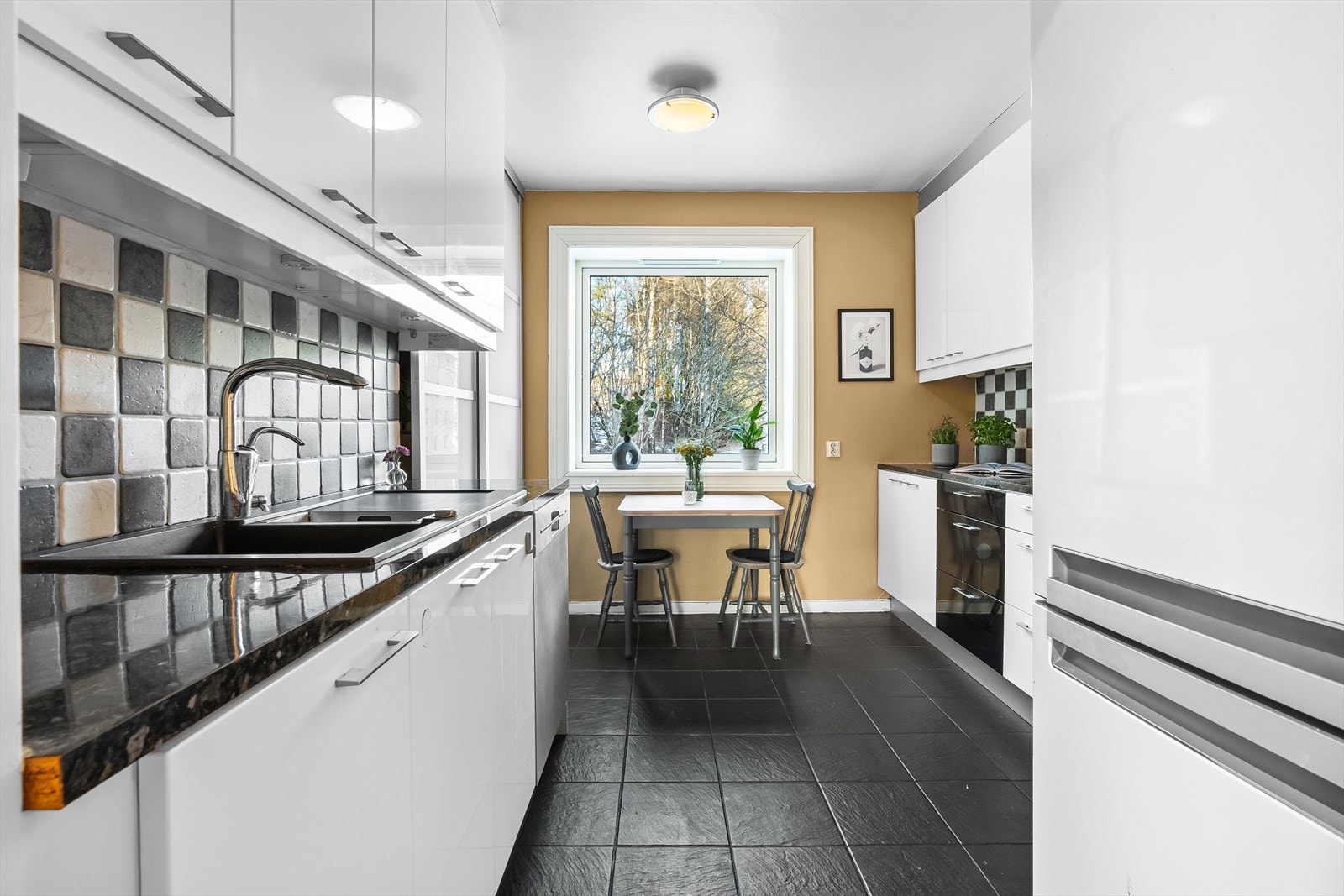 Leiligheten har et separat kjøkken (type Härjedalskök-kjøkken) med rikelig skap- og benkeplass. Galleribilde