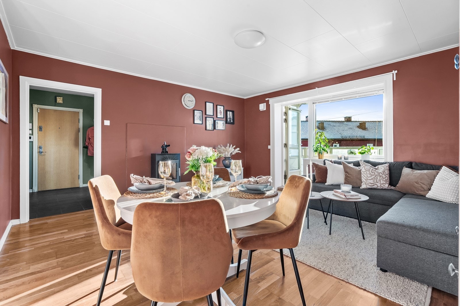 Leiligheten oppleves som solrik og lys. Her får du lysinnslipp fra begge ender av leiligheten. Galleribilde