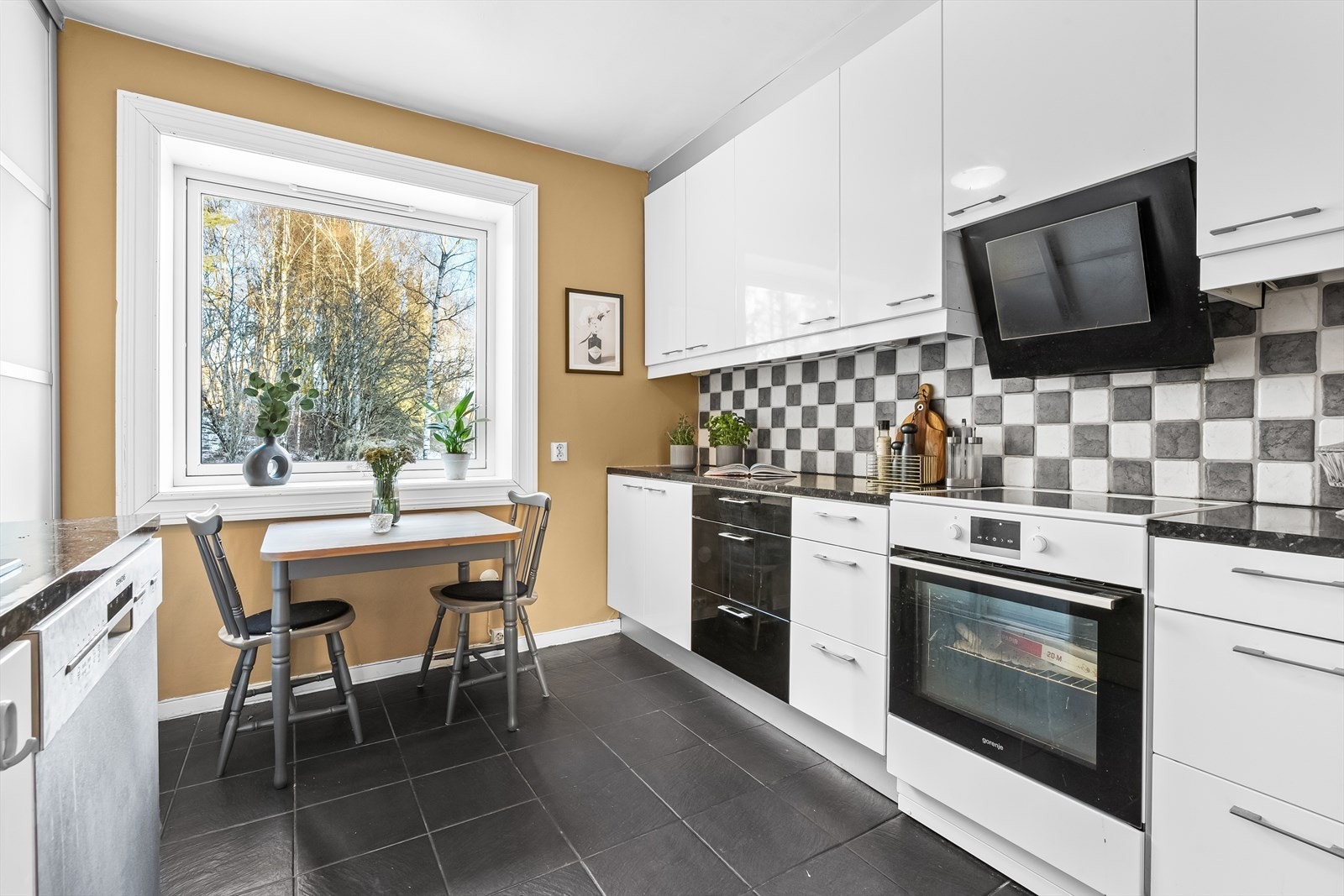 I leiligheten er det fliser på gulv både i kjøkken og i entrè. Galleribilde