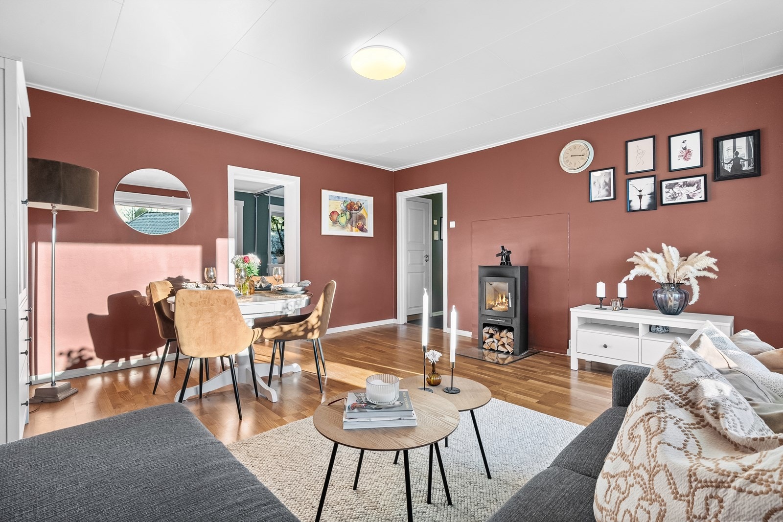 I stuen finner du en god peisovn som gir godt med varme på kalde dager. I tillegg skaper peisen også en lun og stemningsfull atmosfære. Helt supert også med tanke på å kunne få ned strømkostnader. Galleribilde