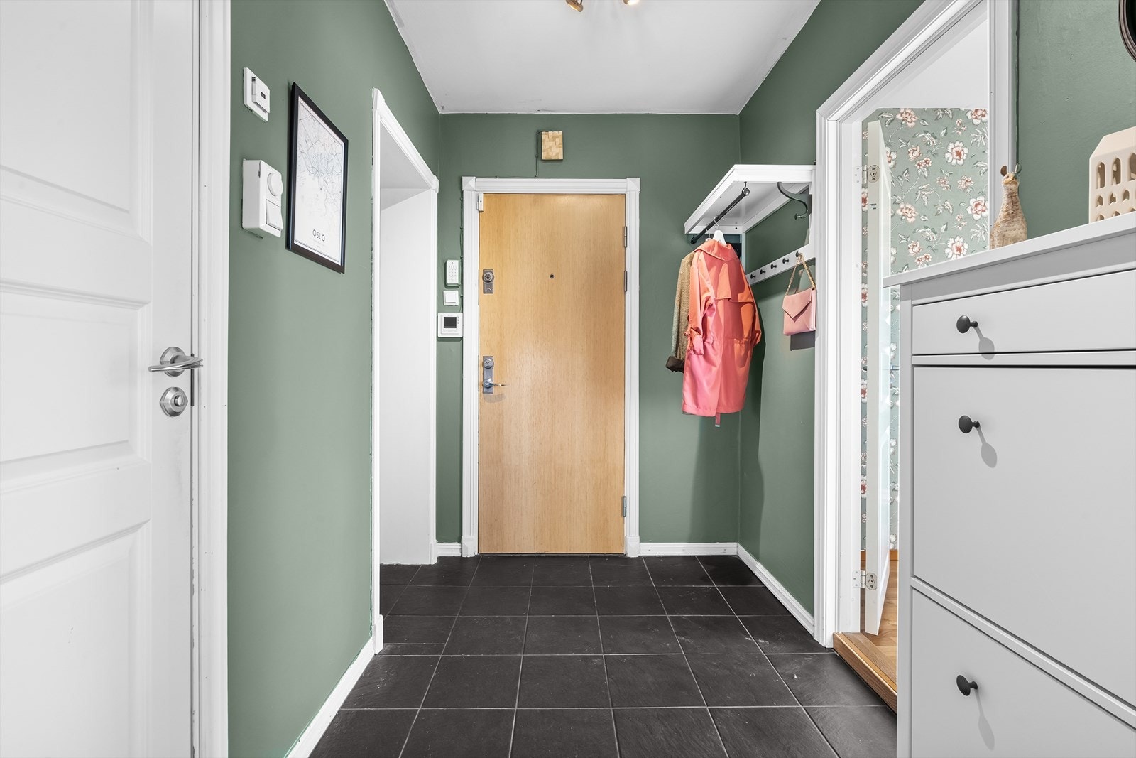 Leiligheten har en romslig, flislagt entré som gir et godt førsteinntrykk. Her har du praktisk plass til yttertøy på knaggrekke og sko i skoskap. Galleribilde