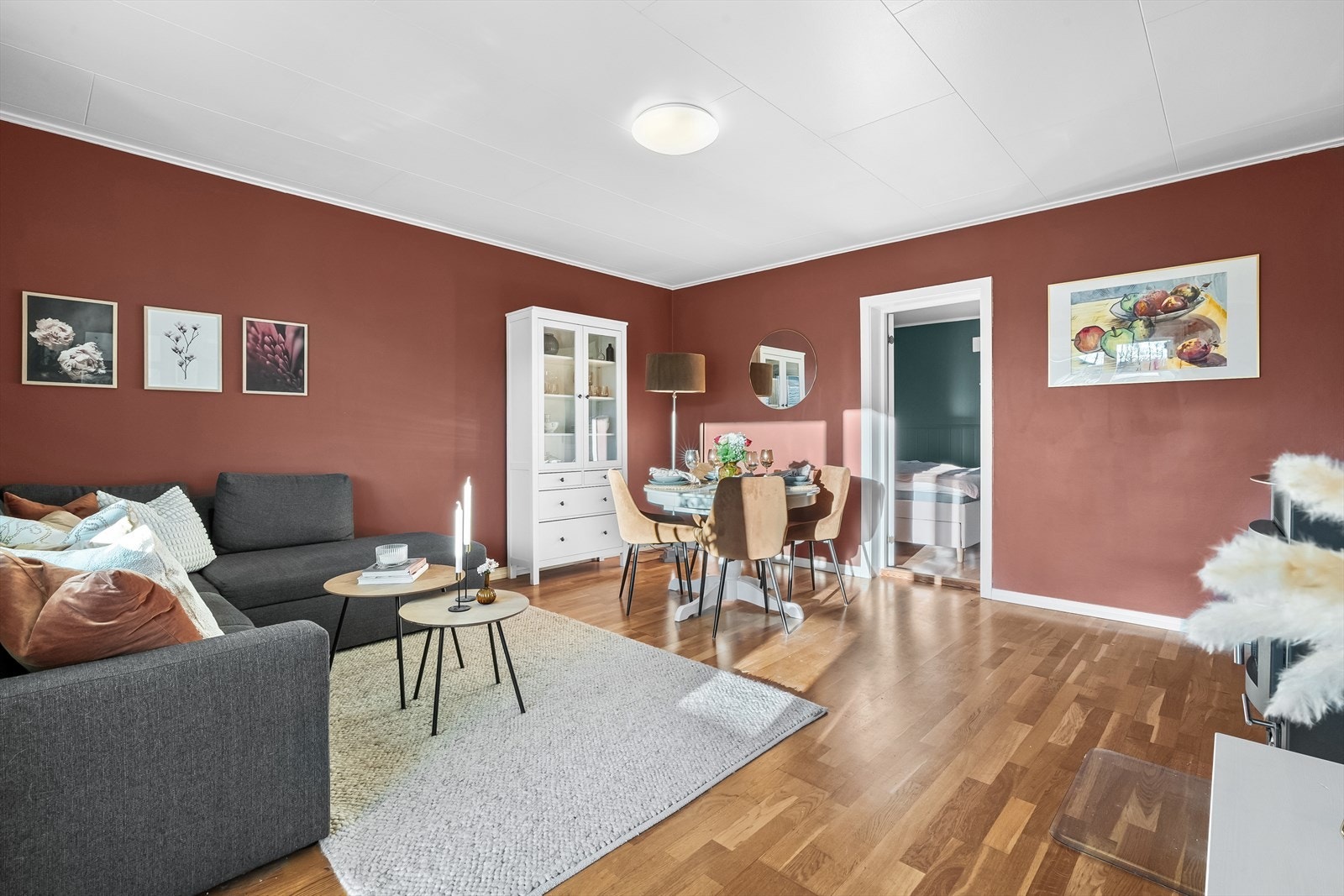 Planløsningen åpner opp for flere møbleringsmuligheter med plass til både sofagruppe, TV-møbler og spisebord med tilhørende stoler. Galleribilde