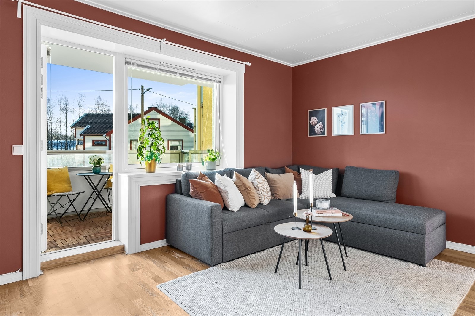 Vinduer og balkongdør med 2-lags isolerglass, produsert i 2012. Det er utgang til den fine balkongen fra stua. Galleribilde