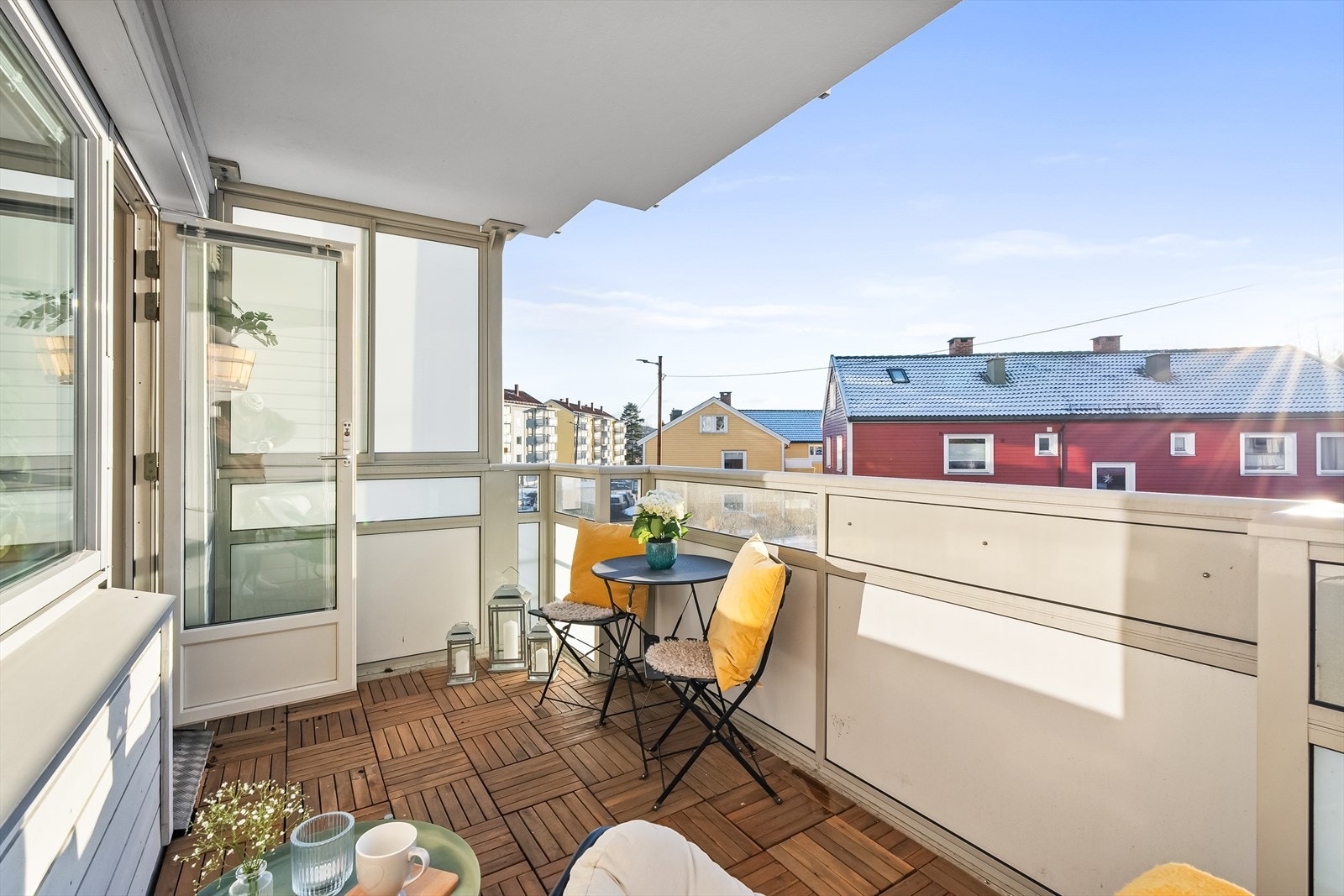Leiligheten har en herlig, sydvestvendt balkong på ca. 8 m² med rikelig med sol store deler av dagen. Galleribilde