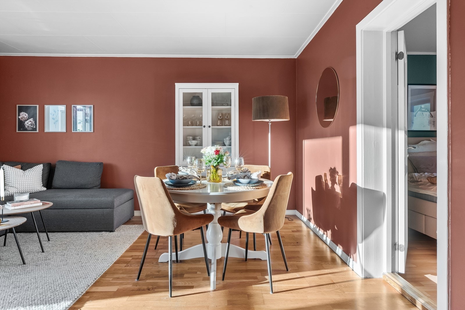 Til høyre i bildet er hovedsoverommet. Det andre soverommet har inngang fra entrè. Galleribilde