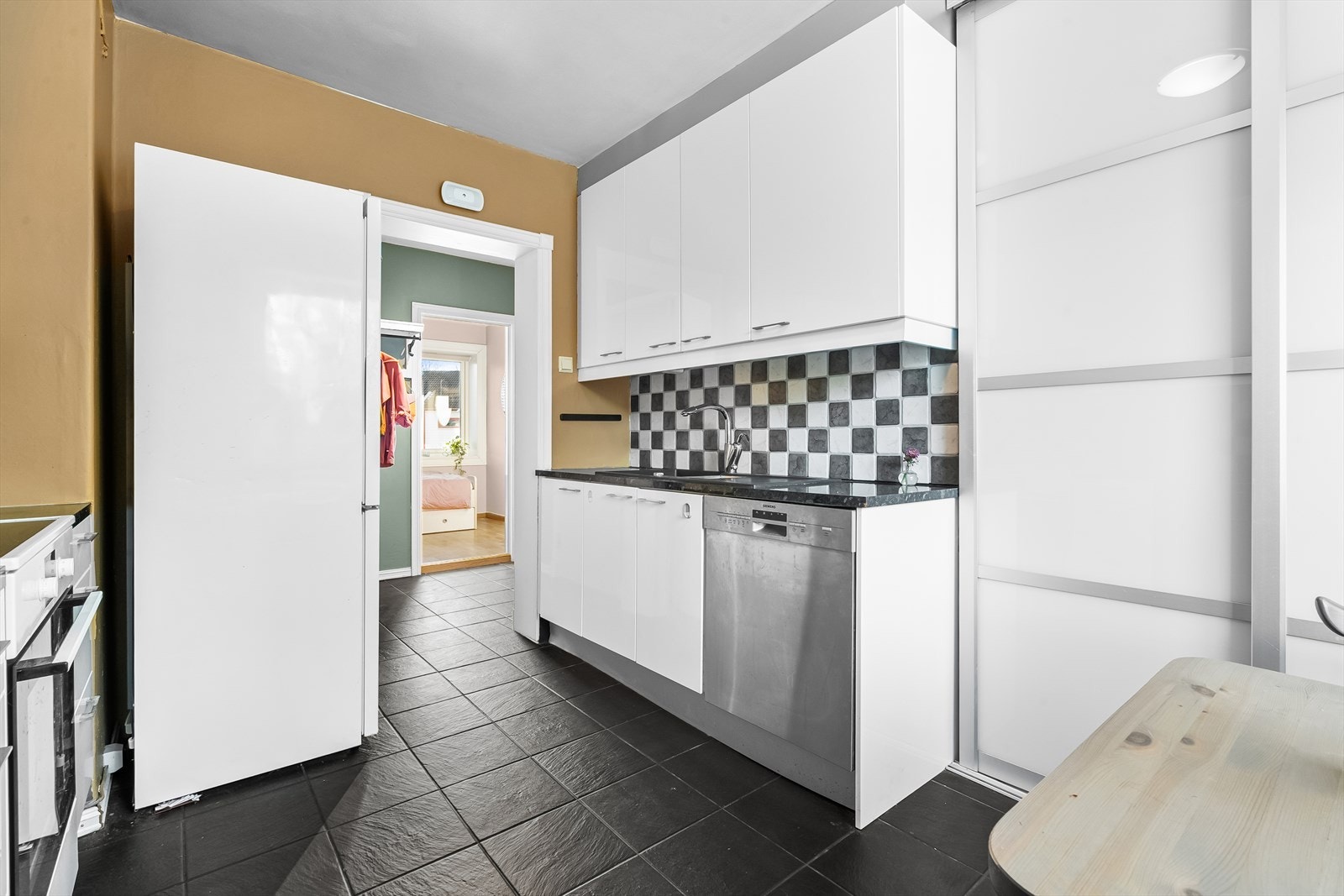 Kjøkkenet er utstyrt med integrert oppvaskmaskin og kullfilterventilator over kokeplassen. Galleribilde