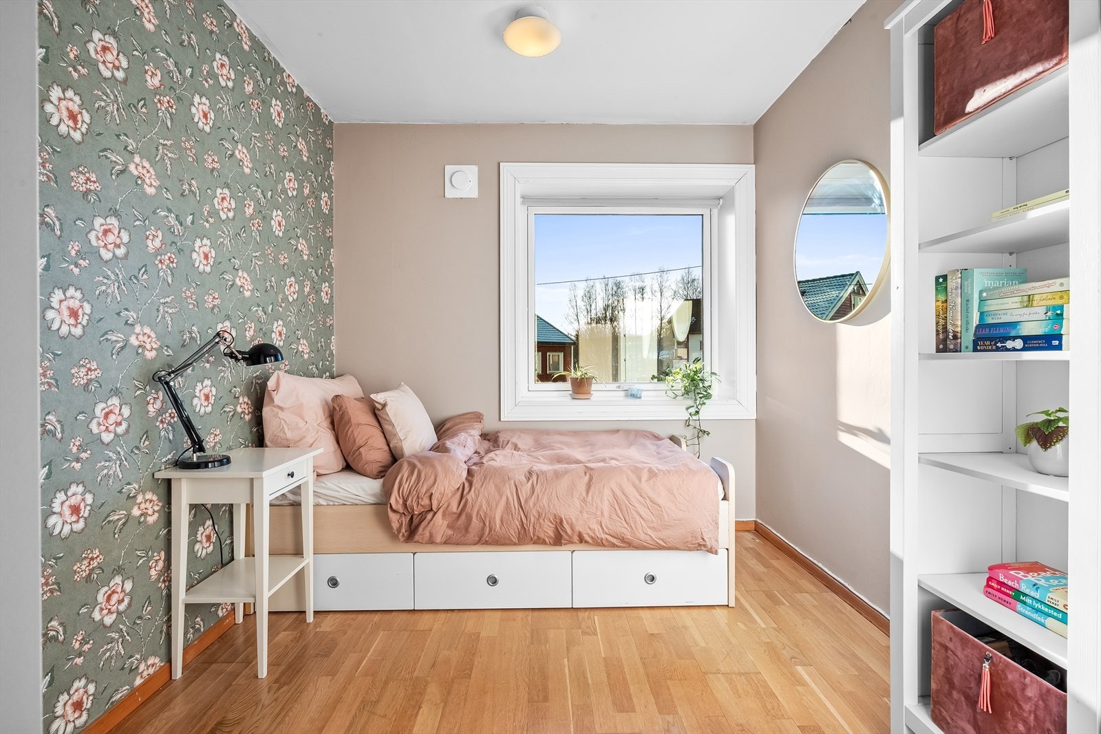 Soverom 2 er også romslig og har plass til både seng og øvrige møbler. Galleribilde