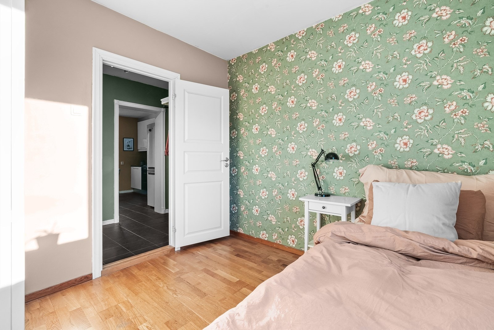 Dette er et allsidig rom som passer perfekt som både barnerom, gjesterom eller hjemmekontor, alt tilpasset dine behov. Galleribilde