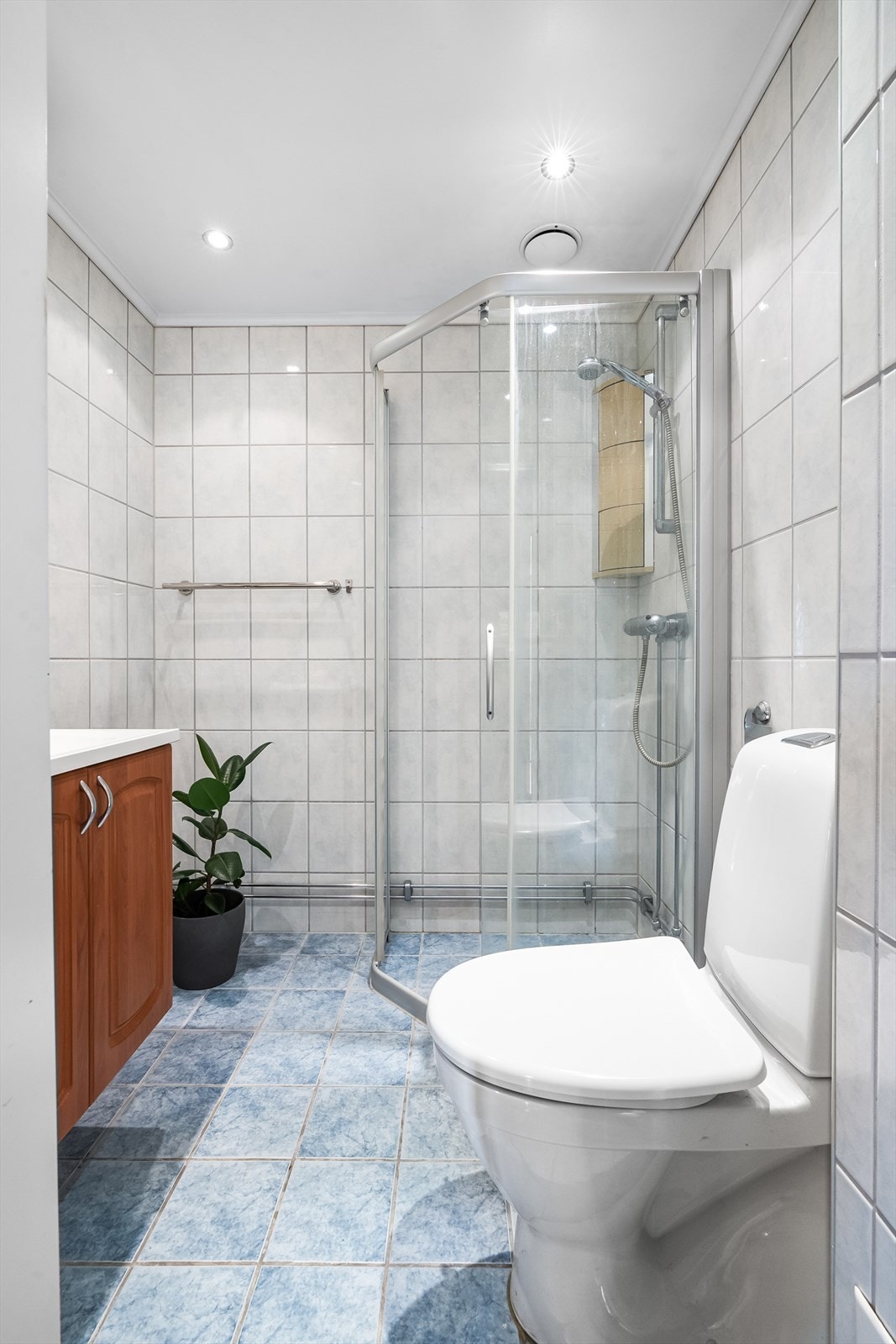 Baderommet ble pusset opp i regi av borettslaget i 2004. Badet har flislagte vegger og gulv, samt elektrisk gulvvarme og nedsunket himling med downlights. Galleribilde