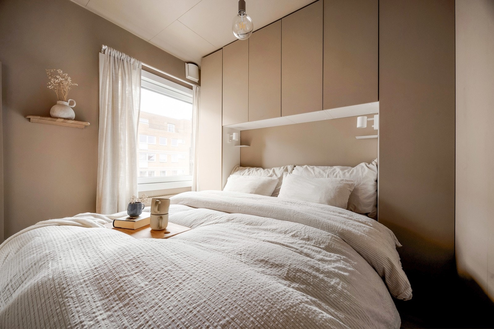 Det er oppvarming via vannbåren varme med radiatorer. Galleribilde