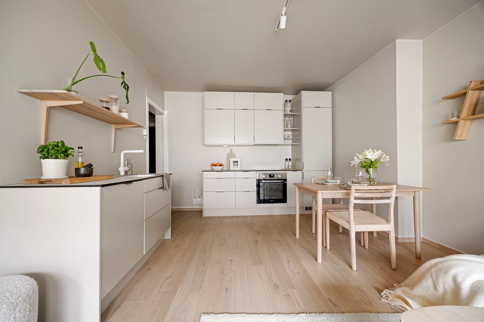 Kjøkkeninnredning fra 2022 med integrerte hvitevarer. Galleribilde