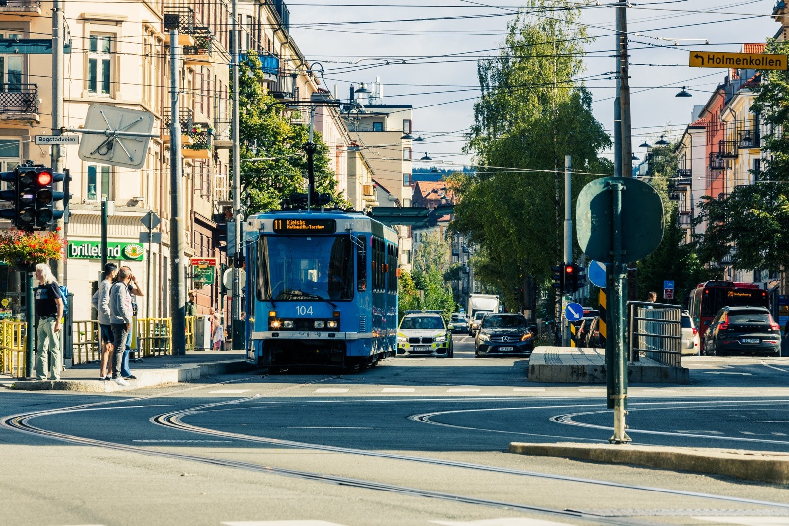 Gode kollektivmuligheter med trikk, T-bane og buss i gangavstand fra boligen. Galleribilde