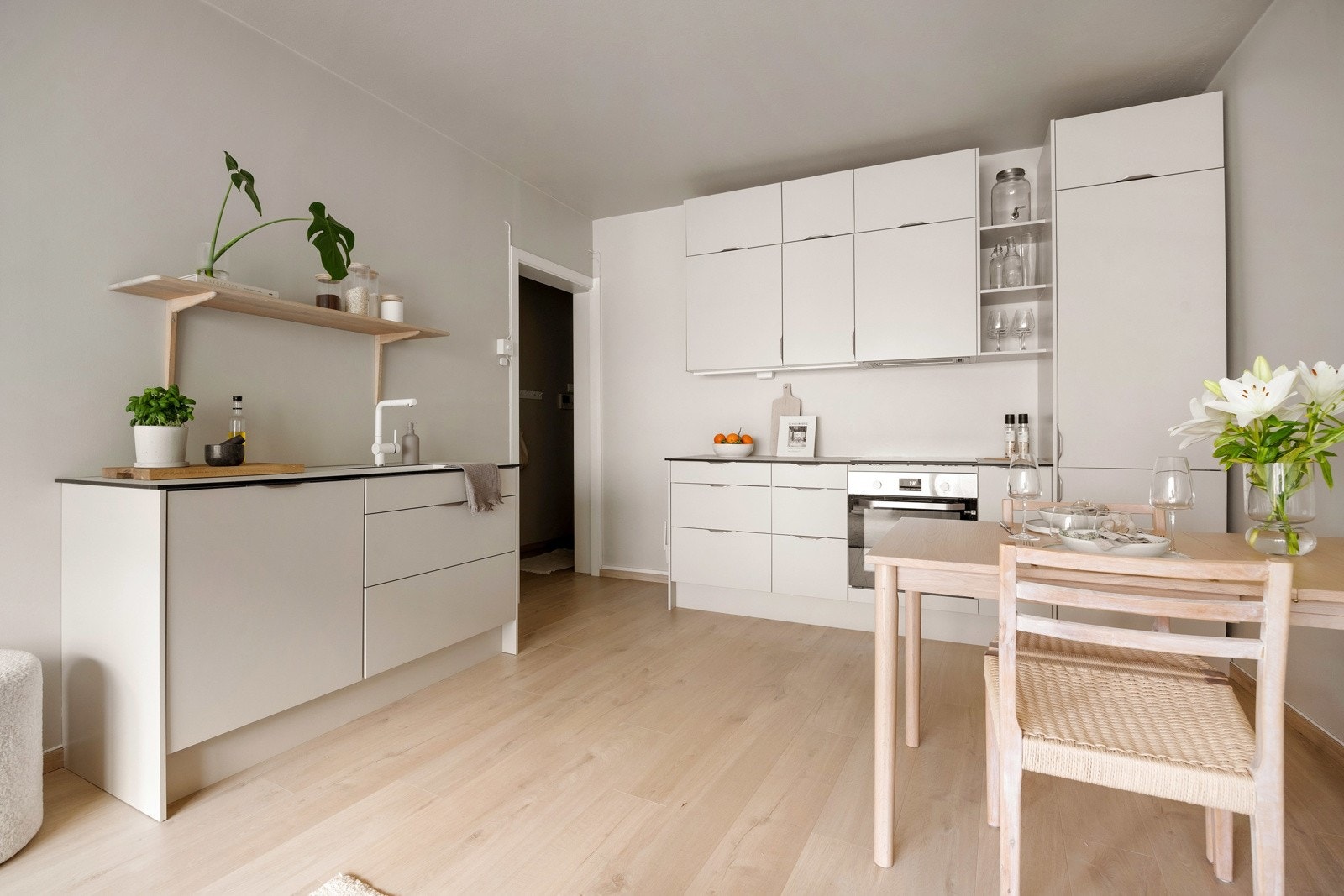 Naturlig plass til spisebord i "kjøkkensonen". Galleribilde