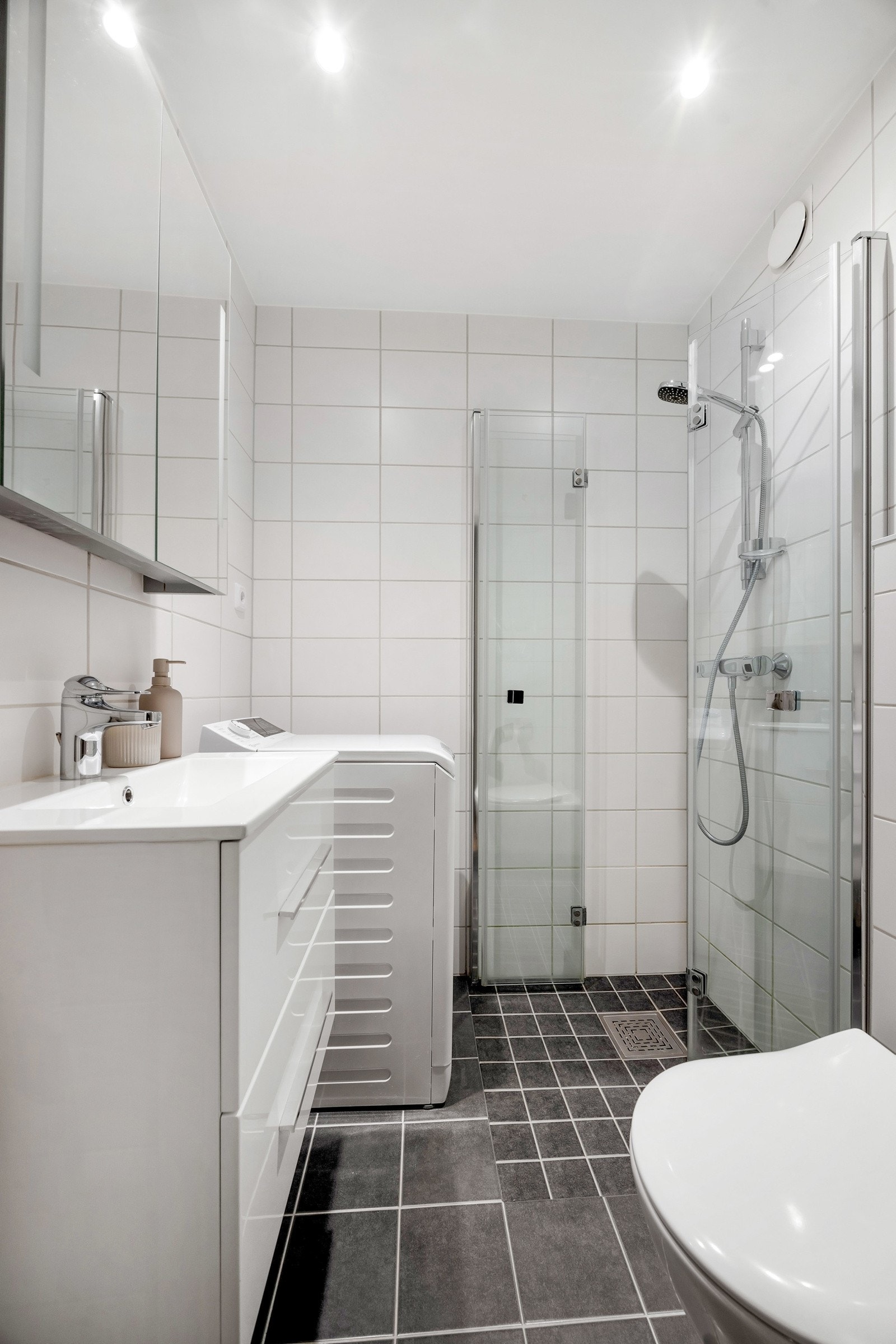 Varmekabler i gulv og opplegg for vaskemaskin. Galleribilde