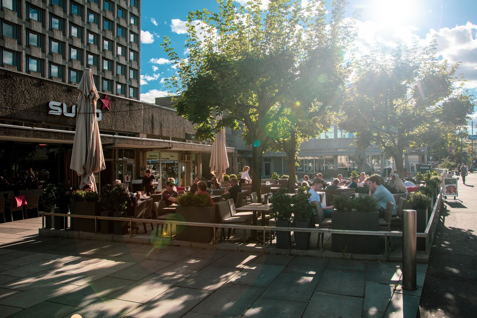 Solli plass er et sentralt knutepunkt i Oslo, beliggende mellom Vika og Frogner. Plassen er omgitt av historiske bygninger, butikker, restauranter og utesteder, og er et populært område både for lokalbefolkningen og besøkende. Galleribilde