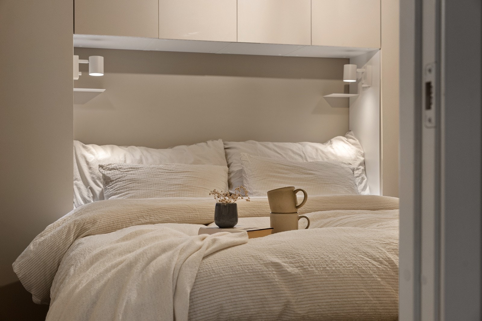 Innbydende soverom med garderobeskap fra gulv til tak. Galleribilde