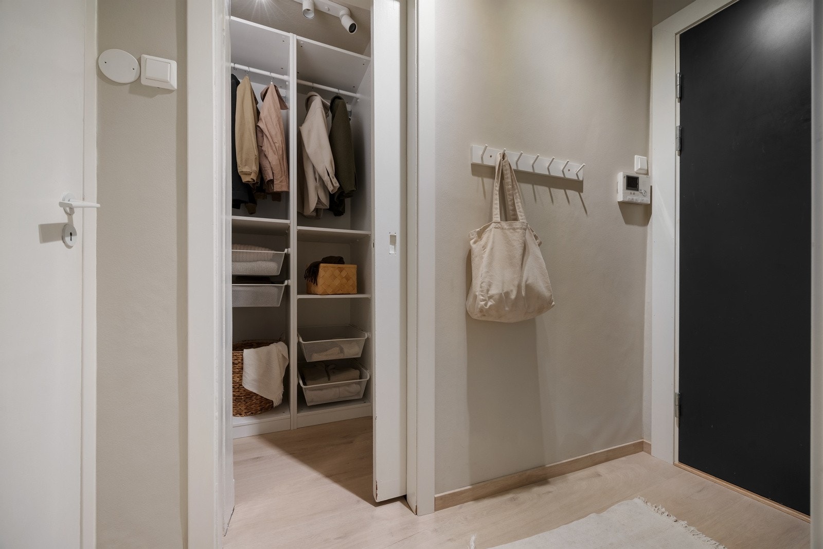 Fra entréen har du tilgang til en praktisk, innvendig bod som i dag benyttes som garderoberom. Galleribilde