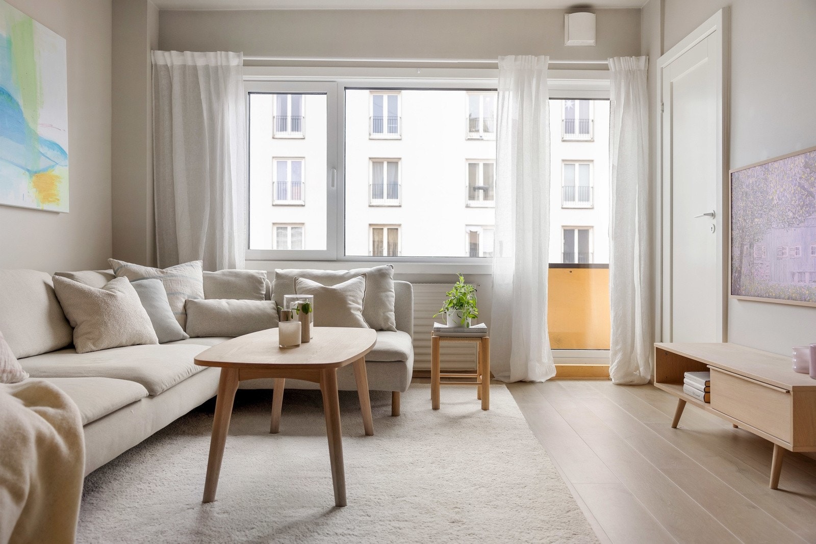 Fra stuen er det utgang til sydvendt brannbalkong, Galleribilde