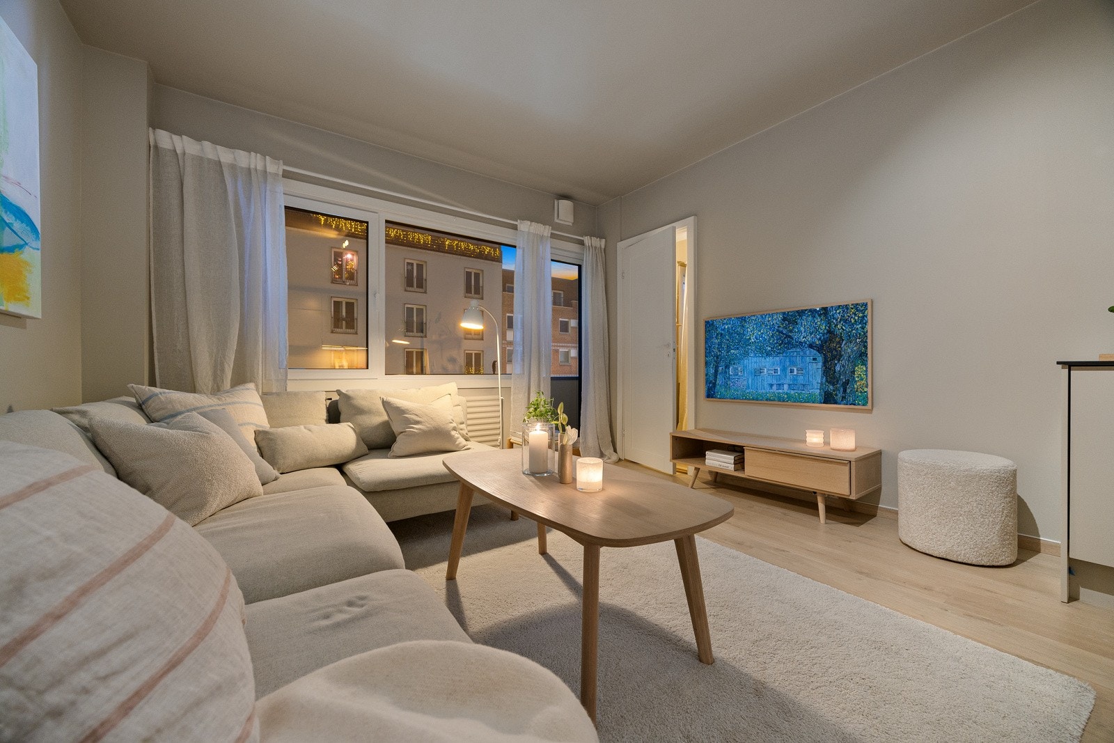 Leiligheten er betydelig oppgradert de siste årene med nytt bad, kjøkken, gulv og nymalte overflater. Galleribilde