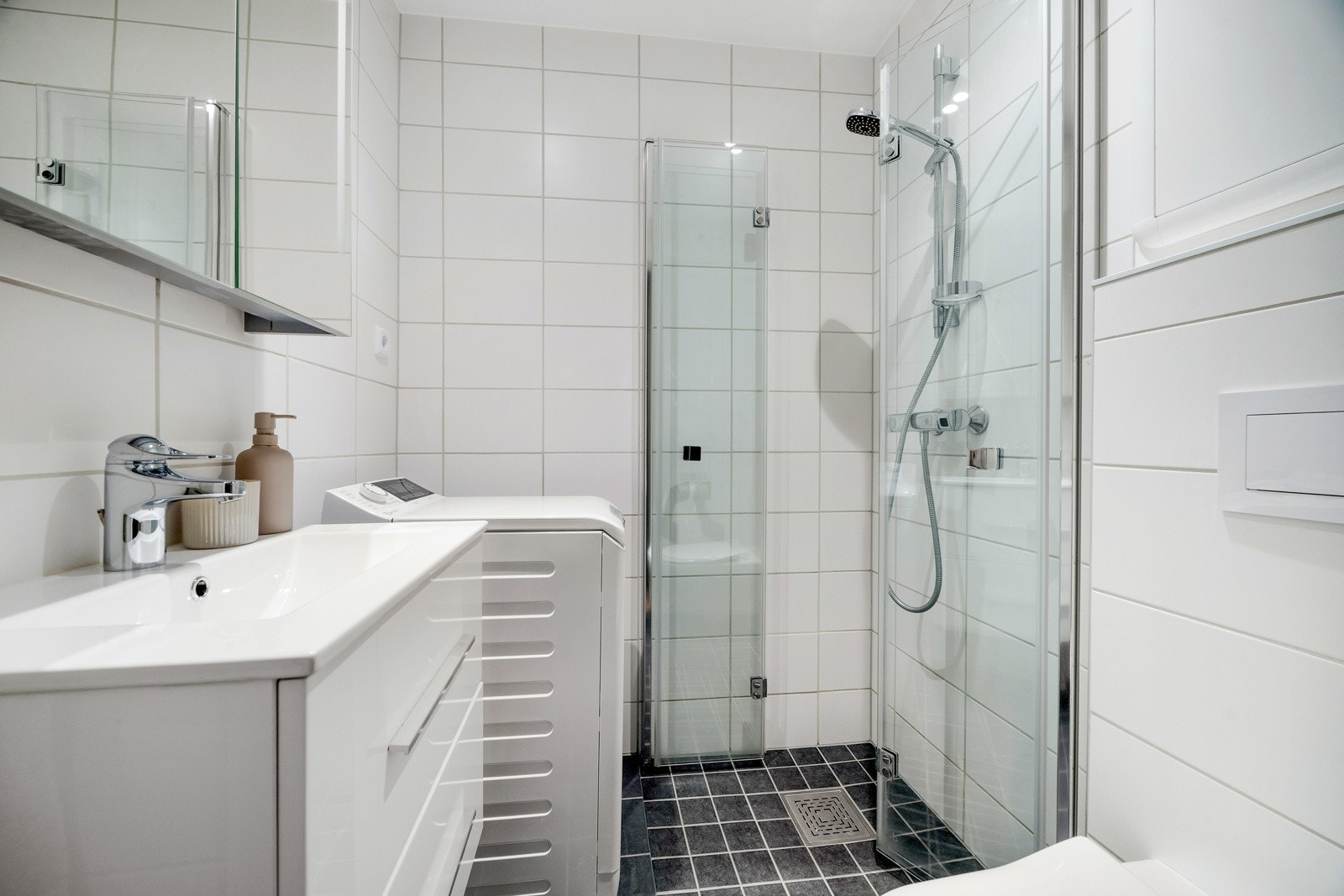 Flislagt bad renovert i regi av sameiet i 2021. Galleribilde