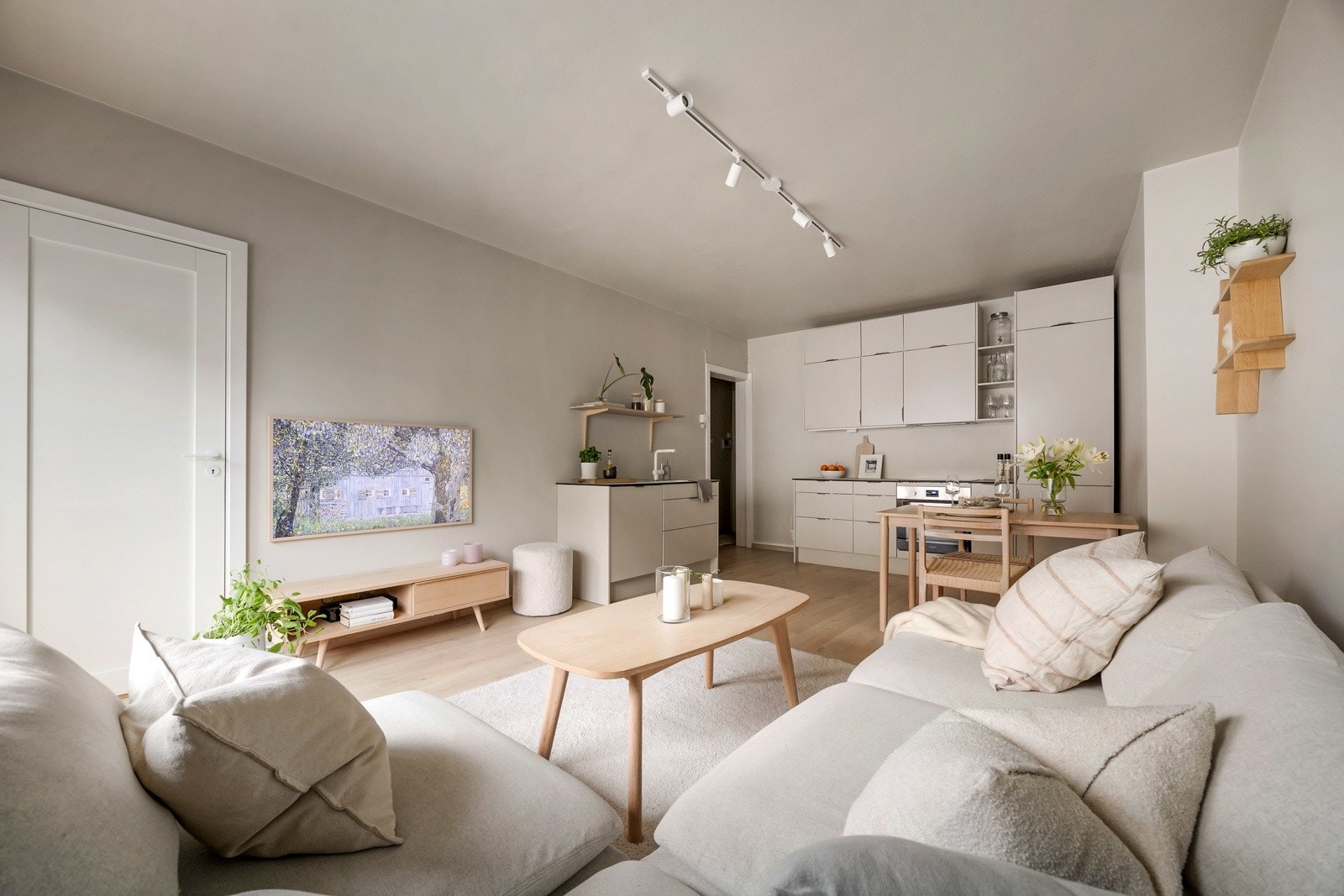 Åpen løsning mellom stue og kjøkken legger godt til rette for hyggelige, sosiale sammenkomster. Galleribilde