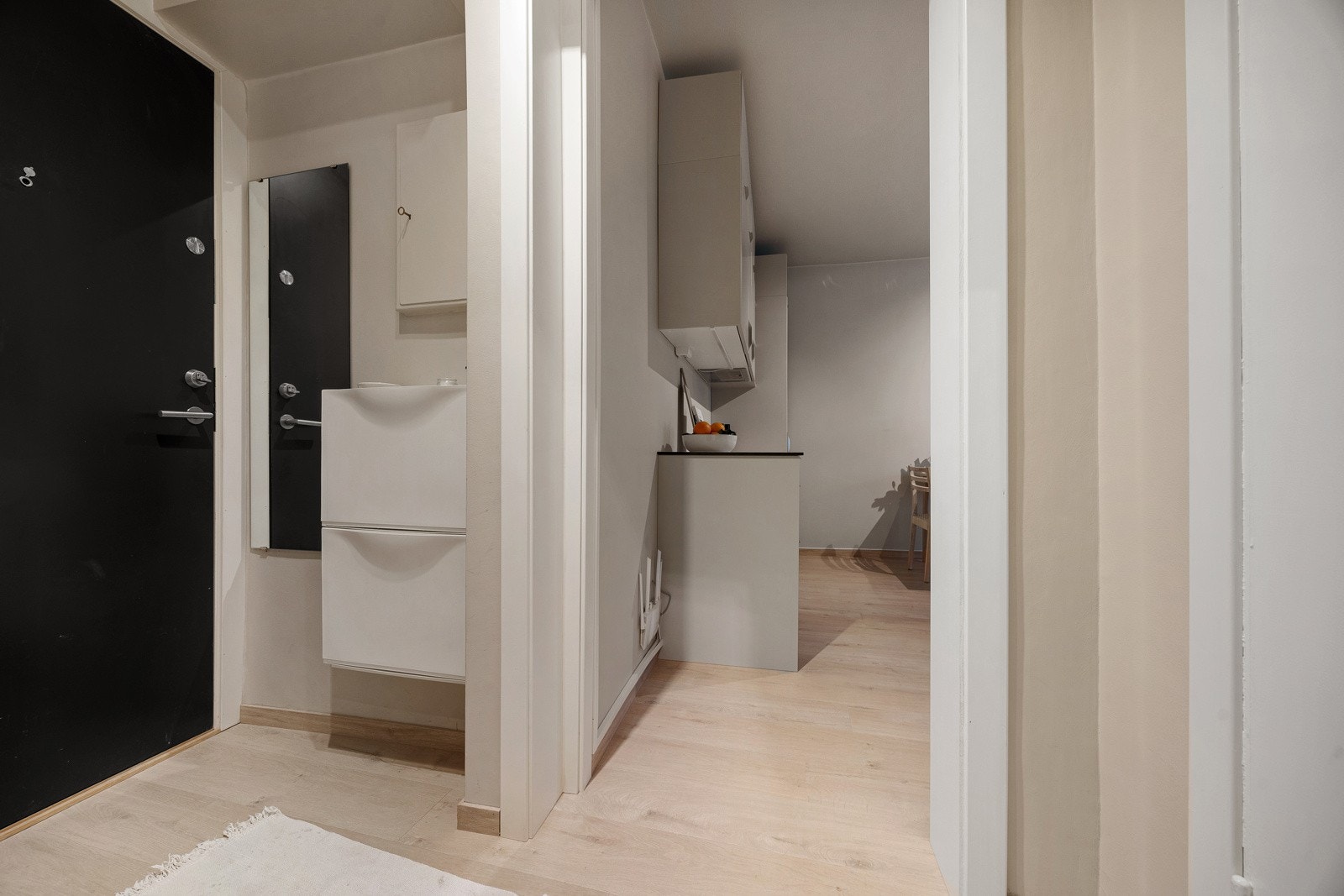 Laminatgulv i oppholdsrom. Galleribilde