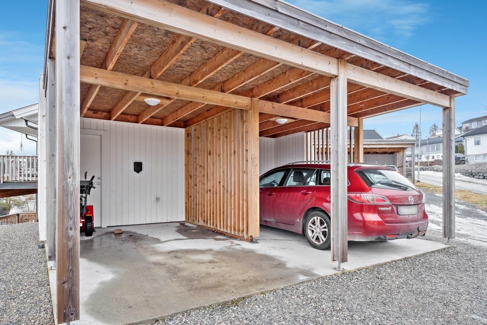 Leiligheten disponerer en carport Galleribilde