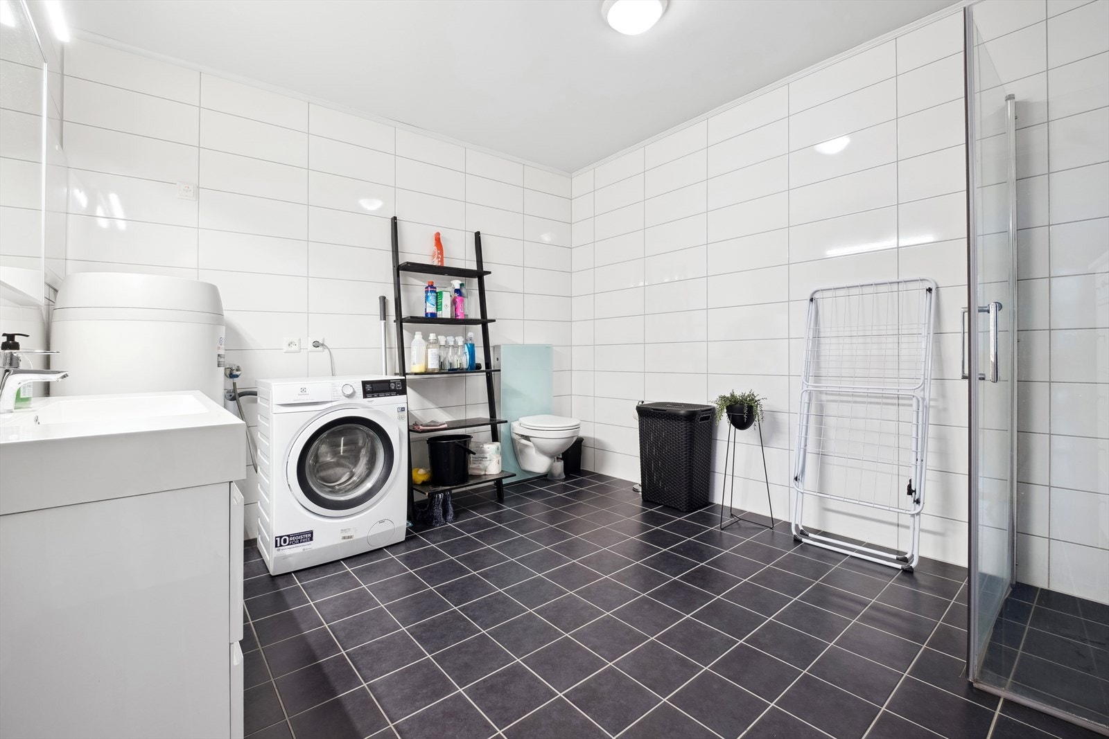 Meget romslig bad med varme i gulv Galleribilde