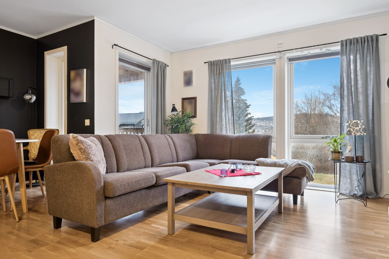 Store vinduer gir godt med lys i leiligheten Galleribilde