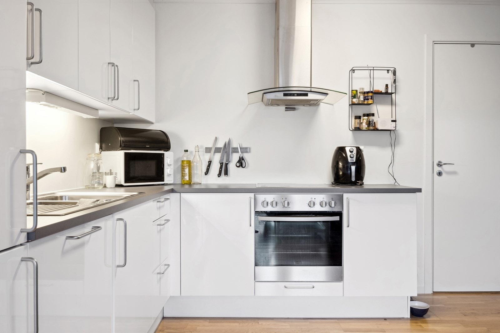 Godt med skap- og benkeplass Galleribilde