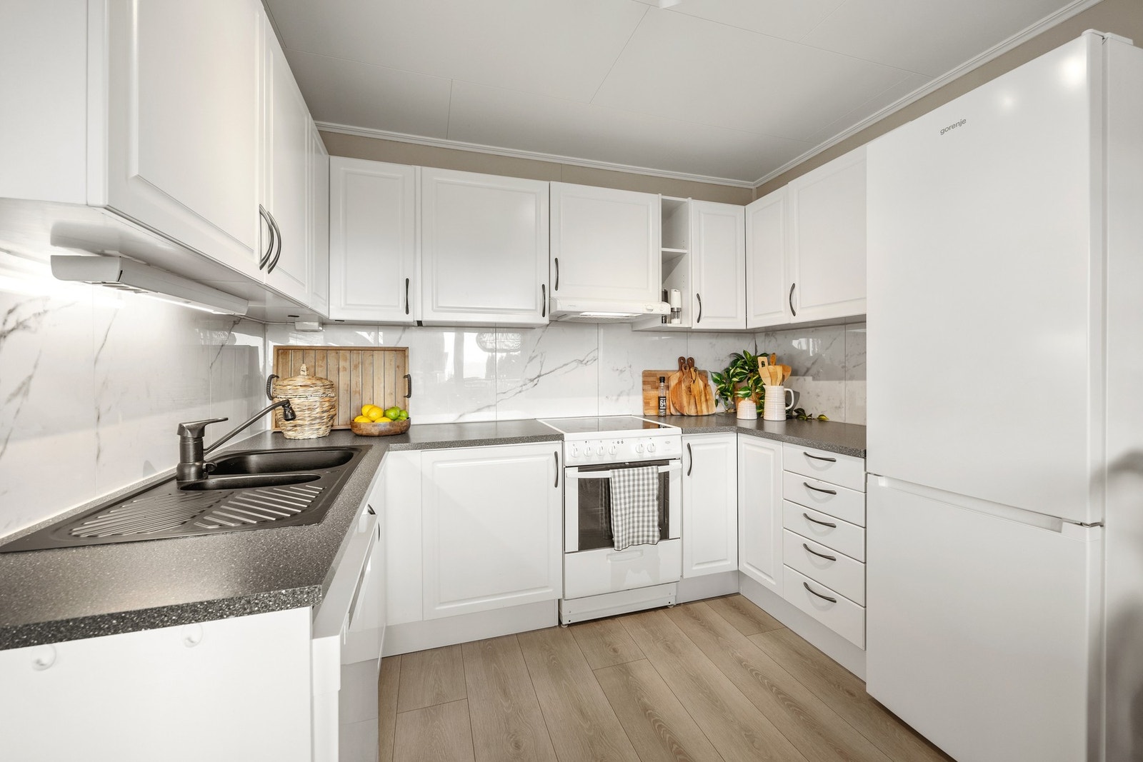 Pen innredning med avsatt plass for hvitevarer Galleribilde