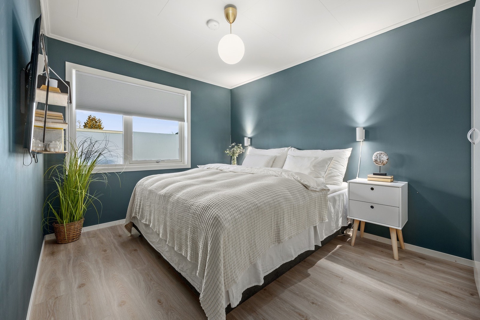 Hovedsoverom - ca 11 kvm. God størrelse med plass til nattbord på hver side! Galleribilde