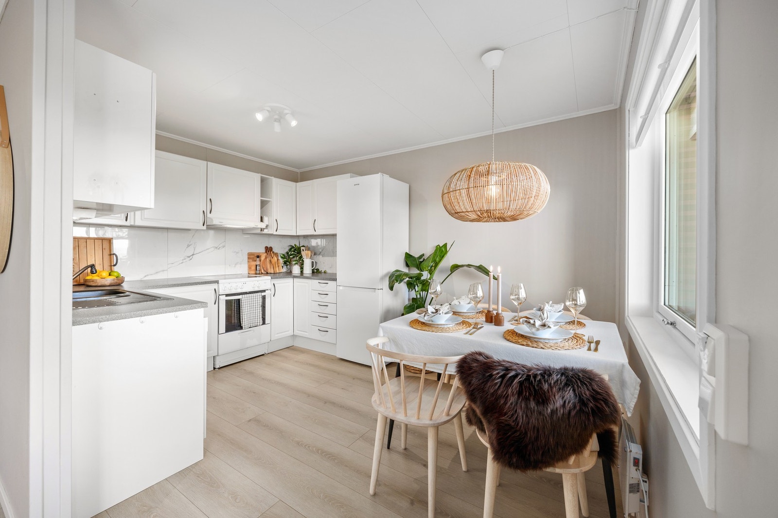 Det er god plass til spisebord ved kjøkkenet Galleribilde