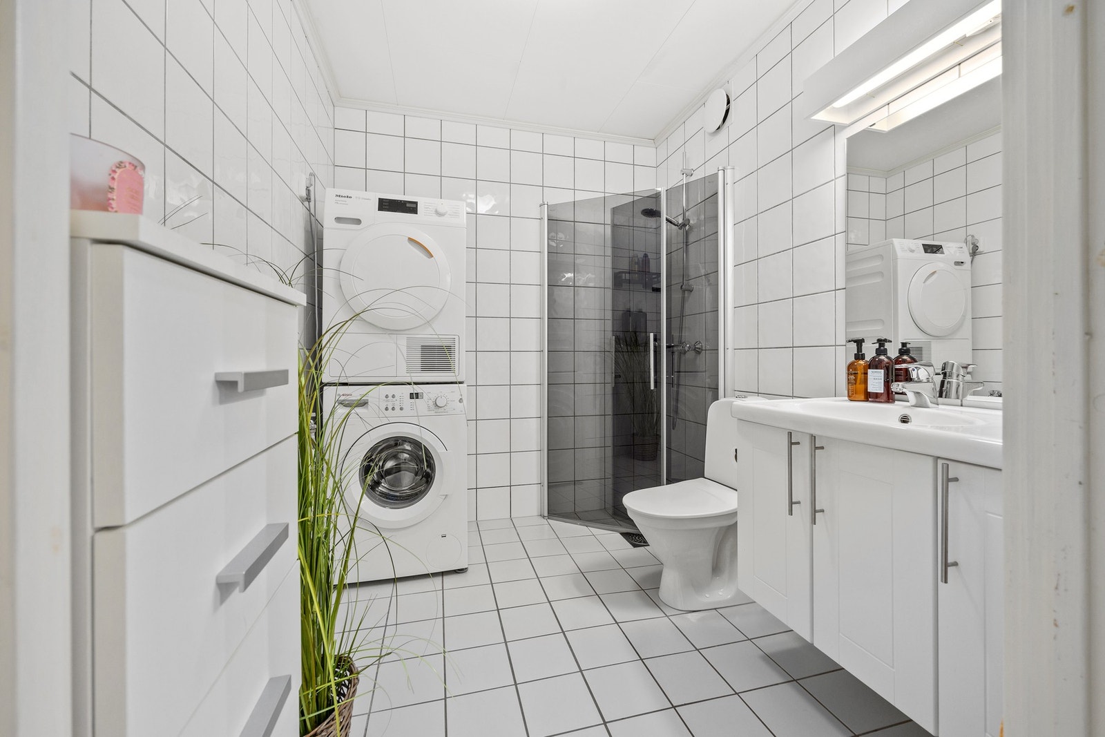 Bad - ca 4,5 kvm. Flislagte overflater med gulvvarme! Galleribilde