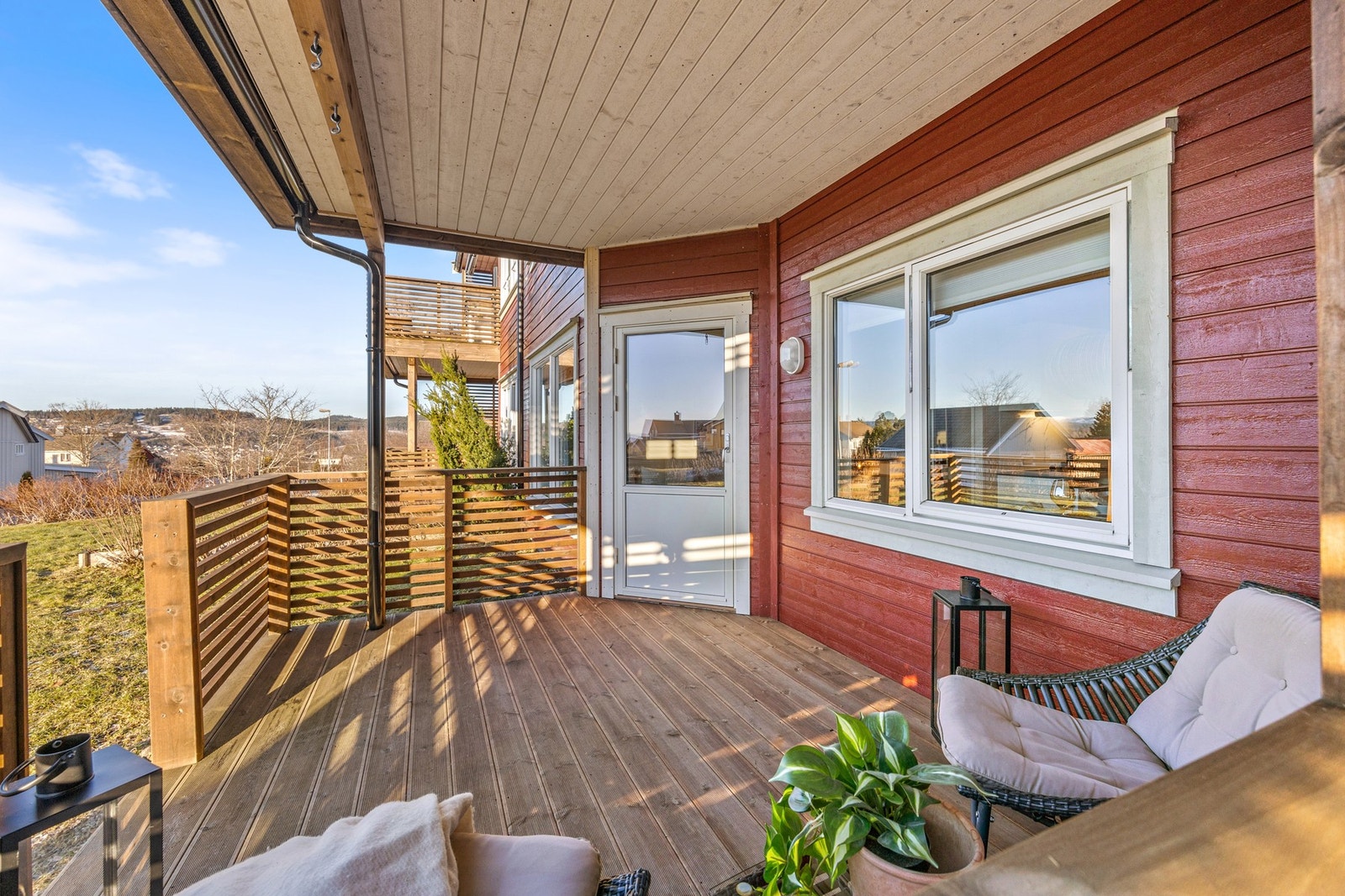 Det er bygd ny balkong og satt inn ny balkongdør i 2022 Galleribilde