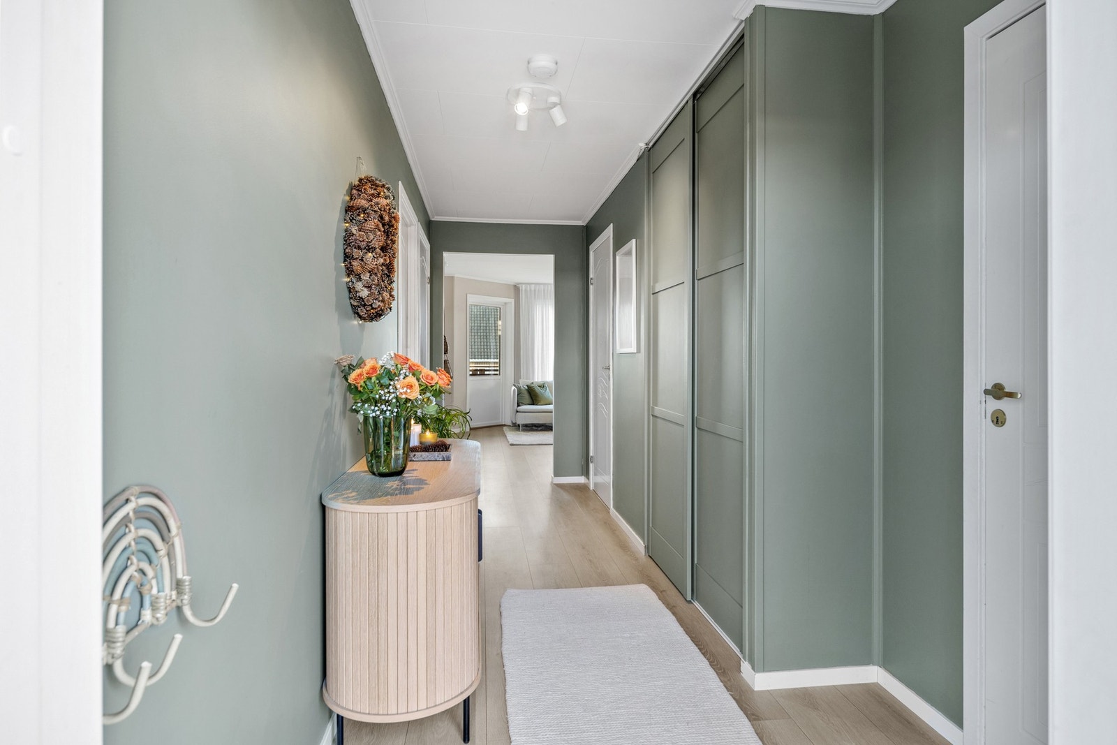 Entréen er utstyrt med praktisk skyvedørsgarderobe Galleribilde