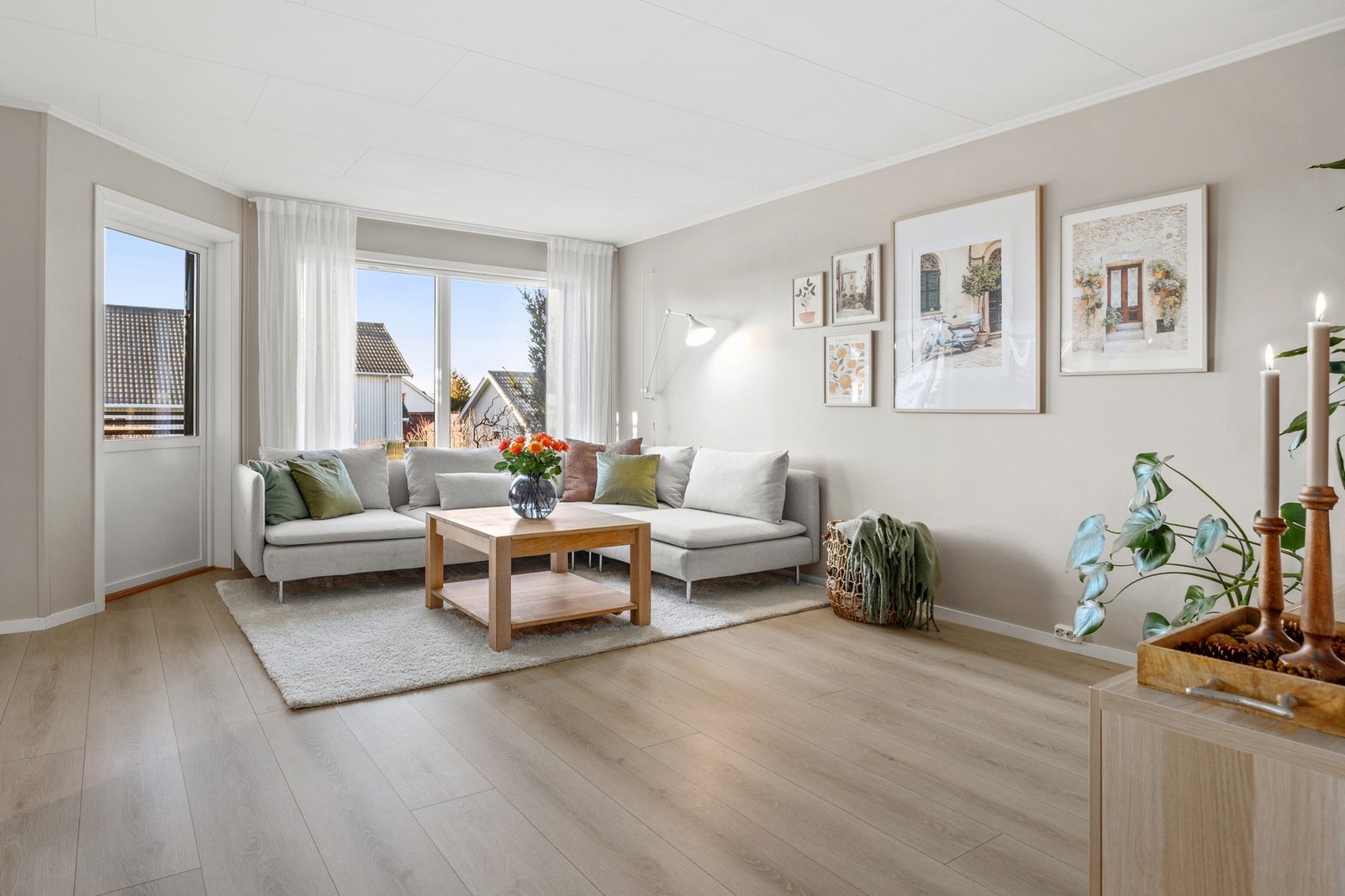 Stue og kjøkken måler til sammen ca 29 kvm. Galleribilde