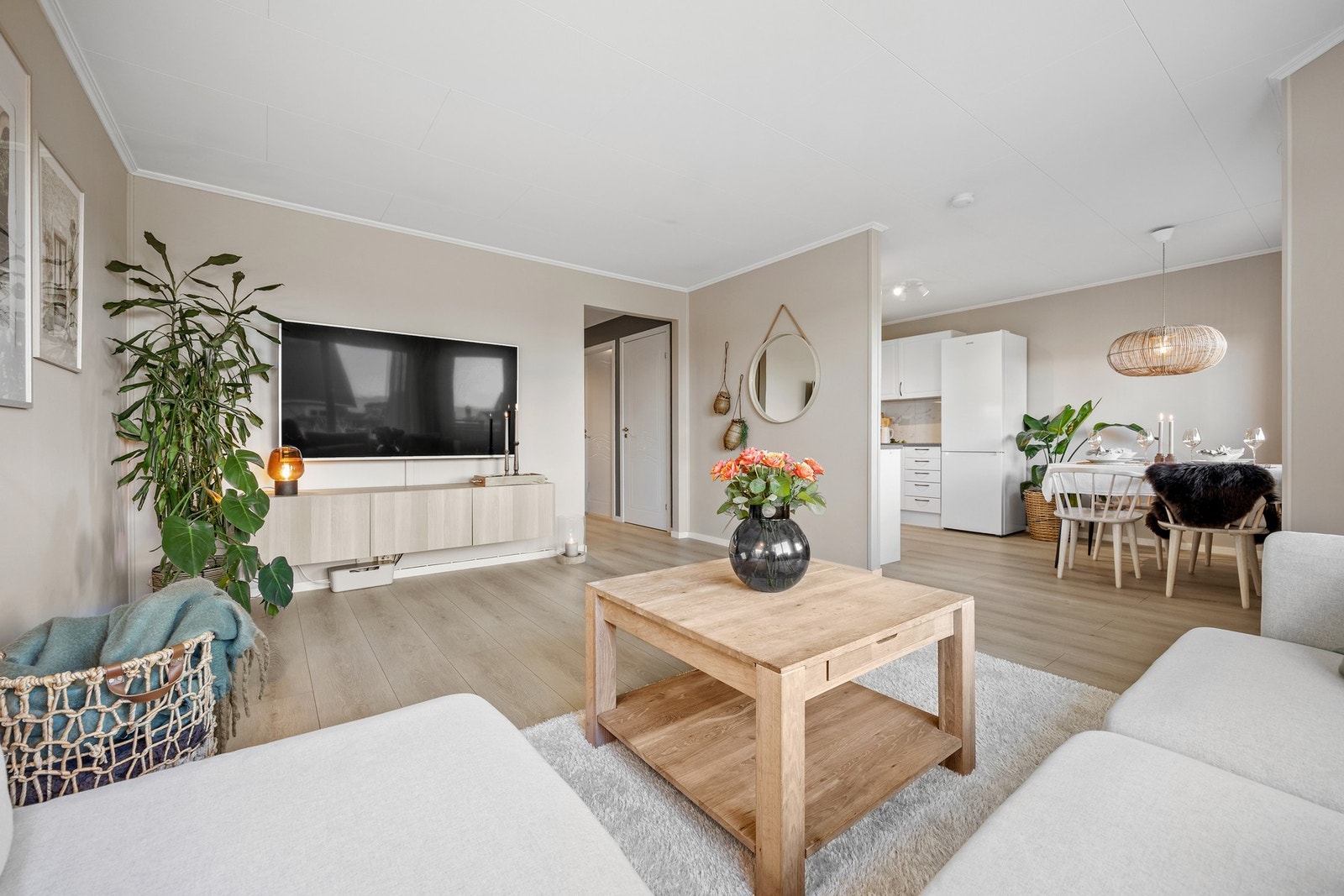 I 2018 ble det lagt nytt gulv i gang, kjøkken og stue! Galleribilde