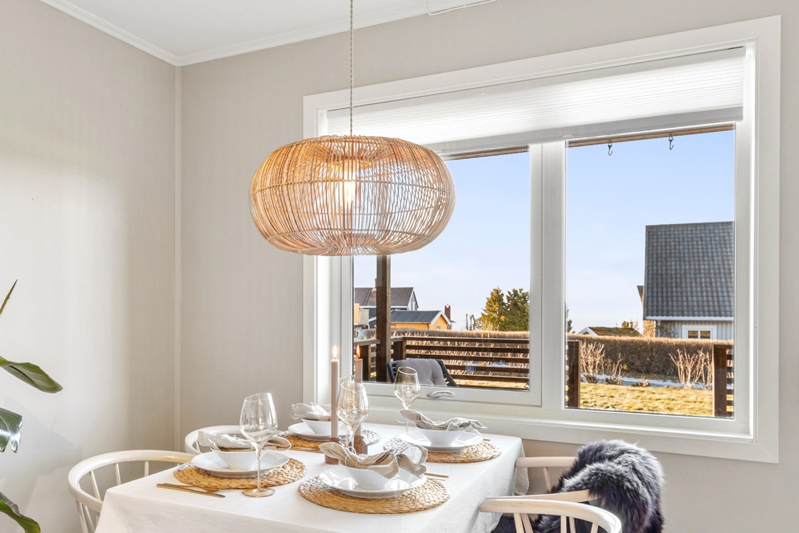 Hyggelig utsikt mot sjøen fra spisebordet! Galleribilde