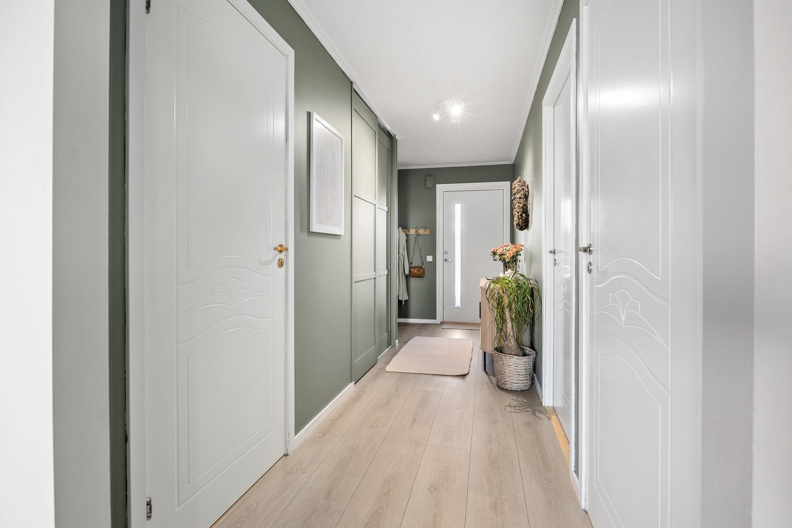 Gang - ca 8,5 kvm. Dør inn til bod, to soverom og bad. Galleribilde