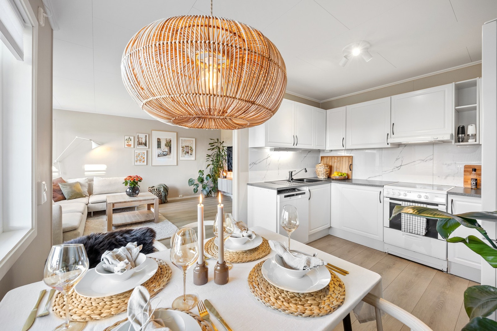 Veggflis over kjøkkenbenk er montert i 2020 Galleribilde