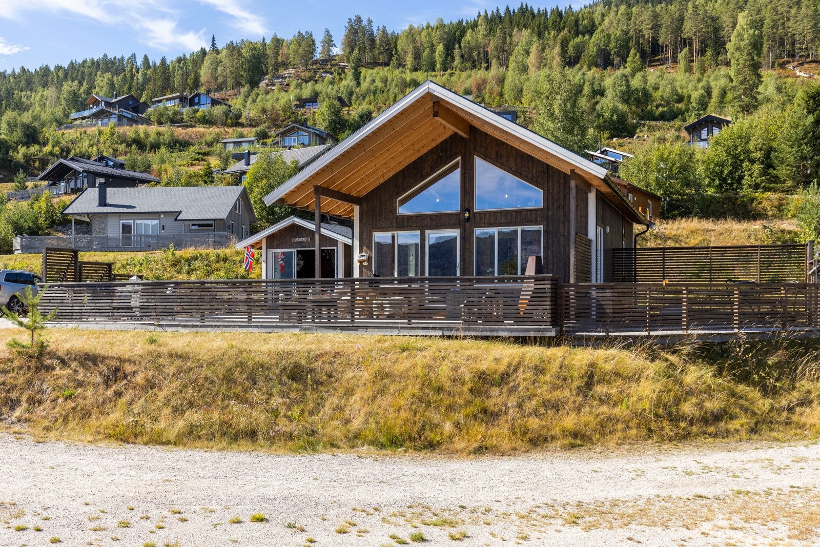 På verandaen er det plass til solsenger, sofagrupper, benker og alt du skulle trenge for å kunne nyte uteområdet. Galleribilde