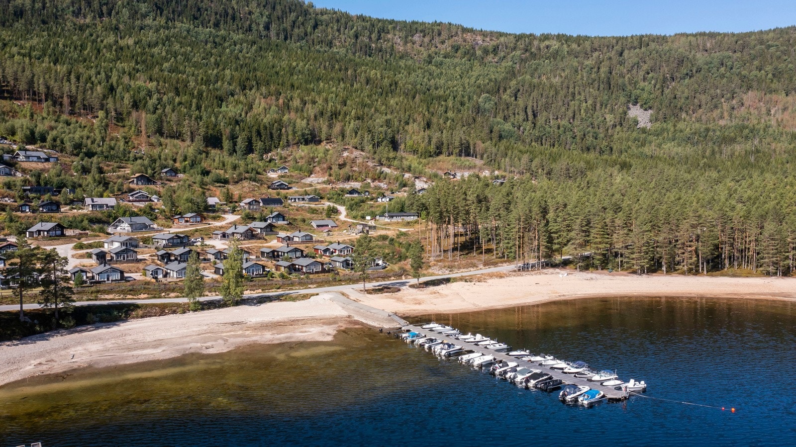 Hyttefeltet strekker seg oppover fjellsiden og med sentral beliggenhet har hytten kort vei til fjell og vann. Galleribilde
