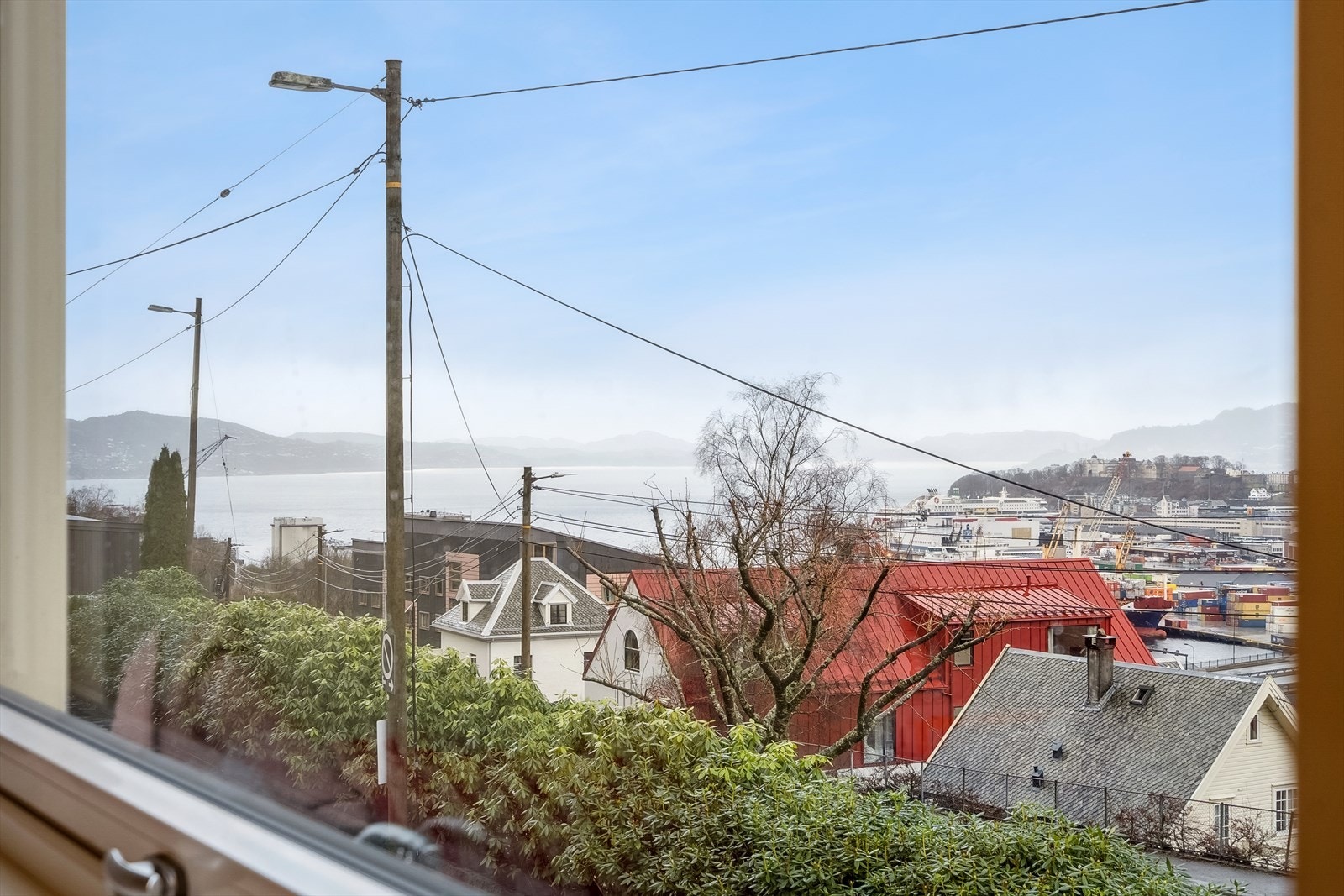 Fra kjøkkenet har man utsikt mot deler av Byfjorden... Galleribilde