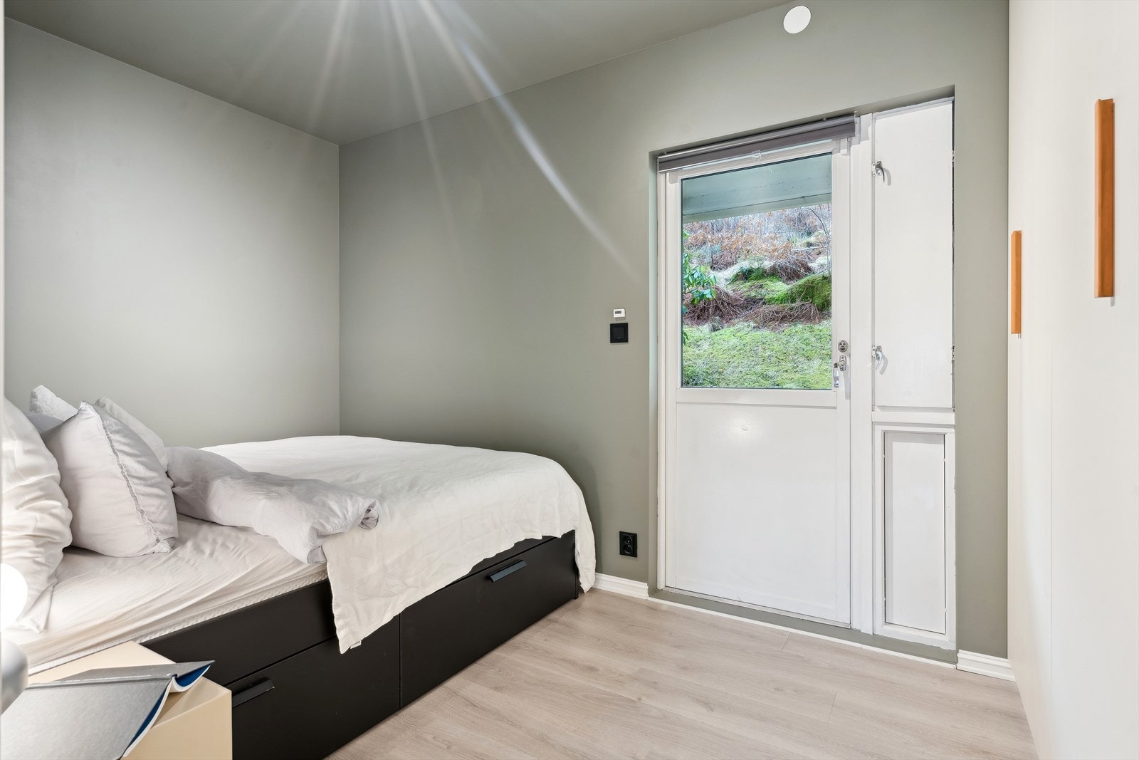 Hovedsoverommet på 9,1 kvm har plass til stor seng og garderobeløsning. Utgang til terrasse på 17,5 kvm. Galleribilde