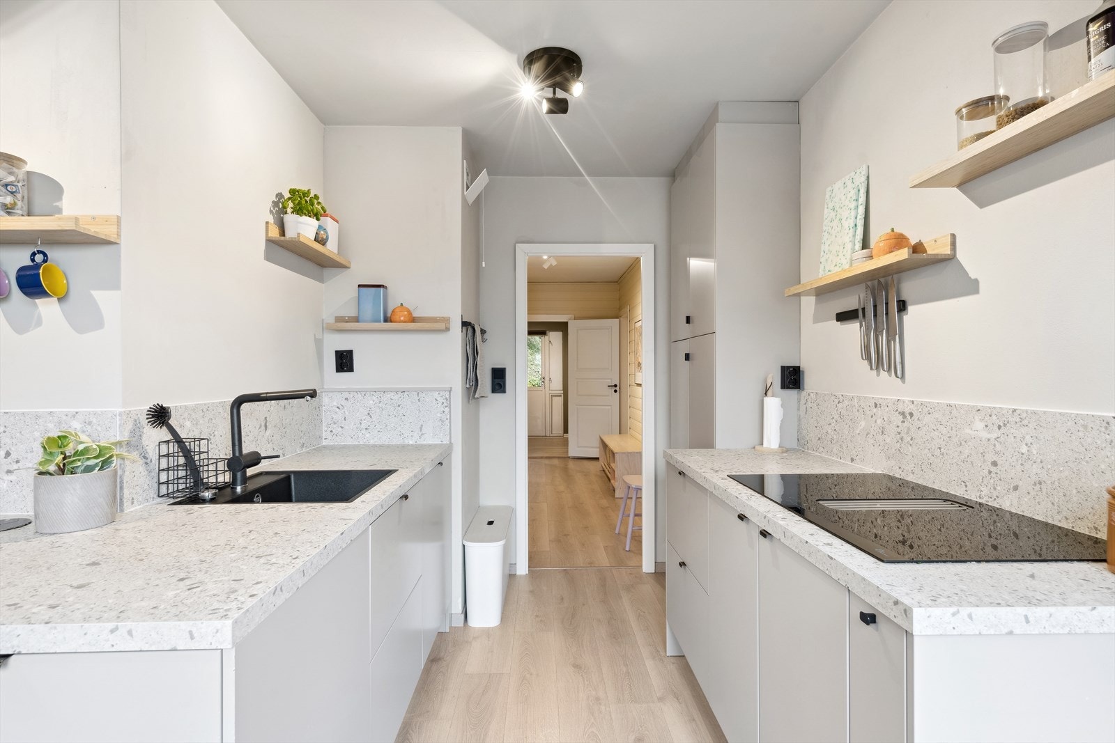 Legg merke til den moderne steketoppen med integrert ventilator. Galleribilde