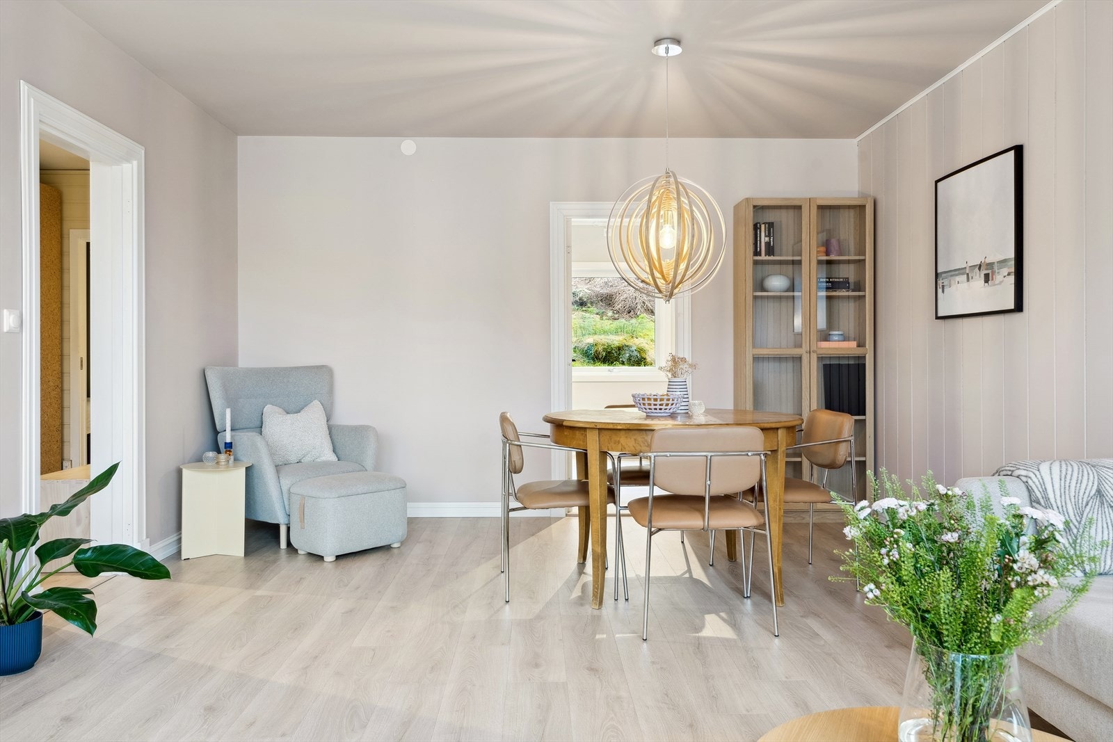 Den lyse og luftige stuen på ca. 23,7 kvm byr på en behagelig atmosfære med store vindusflater som slipper inn rikelig med dagslys. Galleribilde