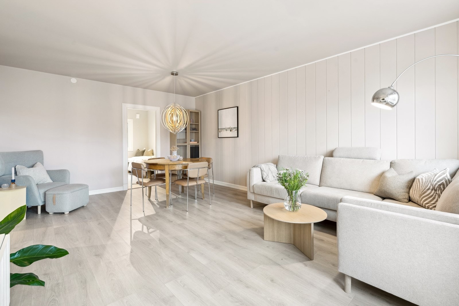 Rommet har plass til både sofa- og spisegruppe, og har utgang til en koselig balkong på 3,8 kvm. Galleribilde