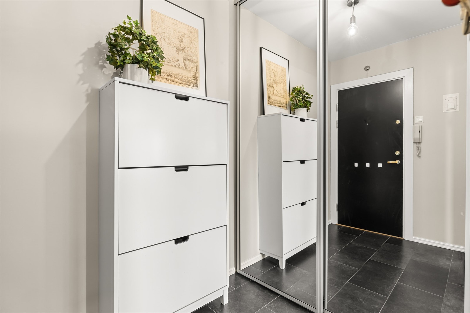 Entre med mye garderobeplass Galleribilde