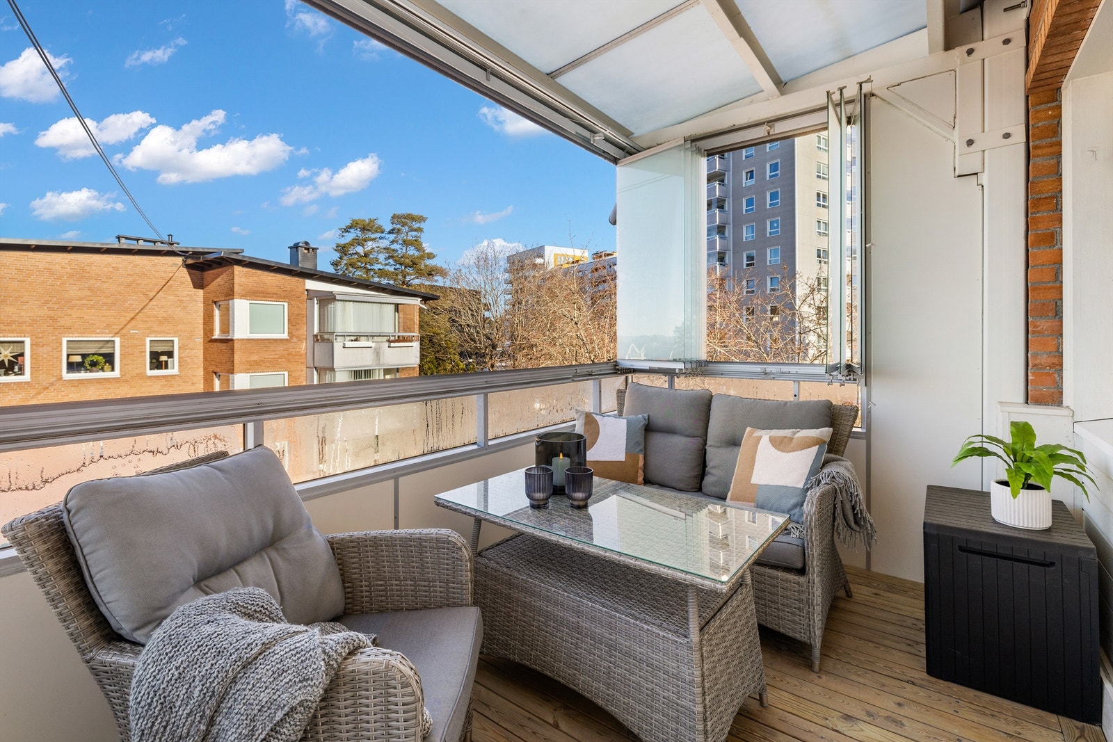 Innglassingen føres til side når det er ønskelig - da er det helt åpent Galleribilde